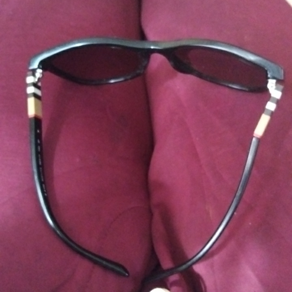 Burberry sunglasses - Picture 3 of 3